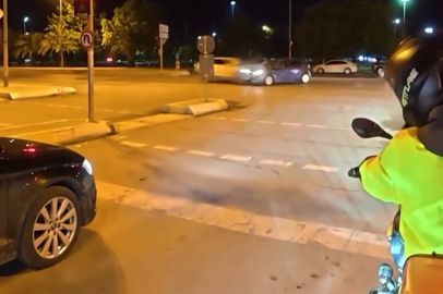 Maltepe'de çarpışma sonrası otomobil alev aldı; 3 kişinin yaralandığı kaza kamerada