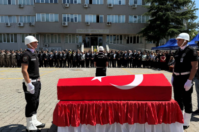 Şehit polis memurunun babaevine Türk bayrağı asıldı