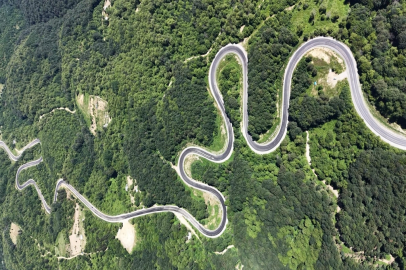 Domaniç Dağları'na uzanan 'kıvrımlı yollar'ın eşsiz manzarası dronla görüntülendi