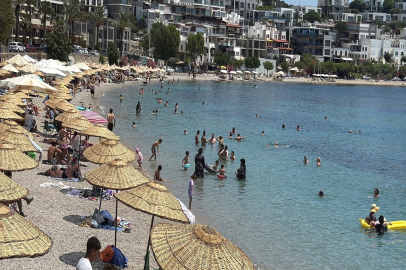 Bodrum'da sahiller doldu, tatilciler denize girdi