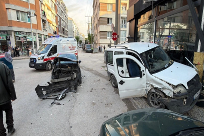 İş yeri duvarına çarpan hafif ticari araçtaki 2 kişi yaralandı