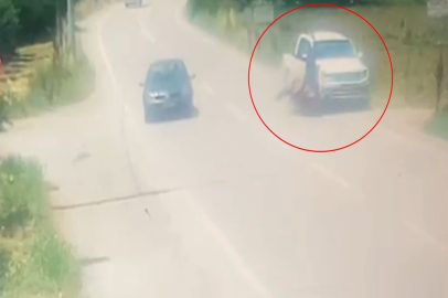 Kamyonetin çarptığı motosikletin sürücüsü ağır yaralandı; kaza kamerada