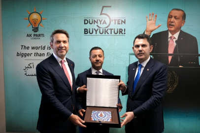 Bakanlar Kurum ve Bayraktar, Londra'da AK Parti teşkilatıyla bir araya geldi