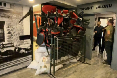 CHP Bursa'da partililer il binası girişine barikat kurdu