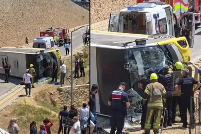 Bursa'da çocuğa çarpmamak için şoförünün manevra yaptığı özel halk otobüsü devrildi
