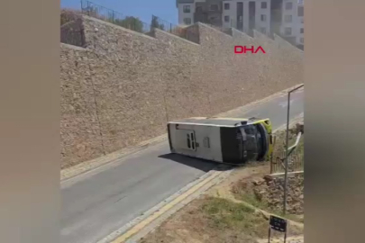 Bursa'da çocuğa çarpmamak için şoförünün manevra yaptığı özel halk otobüsü devrildi