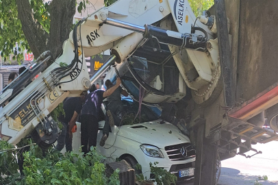 Dere temizliğinde köprü çökünce vinç, yanındaki otomobilin üzerine devrildi