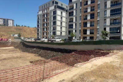 Bursa'da istinat duvarı çöktü, site sakinleri zamanla yarıştı