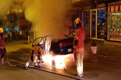 Bursa'da seyir halindeki otomobil alev alev yandı