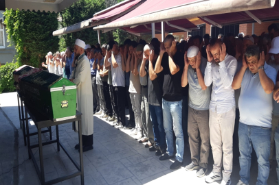 Otomobil su kanalına devrildi; anne ile kızı öldü