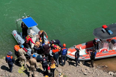 Artvin'de kamyonetin dereye uçtuğu kazada kaybolan babanın da cansız bedenine ulaşıldı