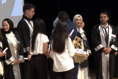 Bursa İl Emniyet Müdürü Gökce kızına diplomasını elleriyle verdi