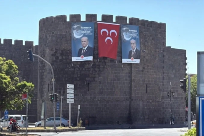Diyarbakır surlarına Devlet Bahçeli posteri asıldı