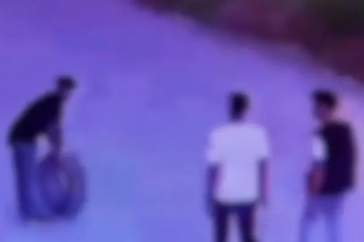 Hatay'da araçlarının lastiği patlayınca park halindeki otomobilin yedek lastiğini çaldılar