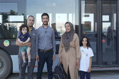Otobüste unutulan içinde ziynet eşyası olan çantayı şoför sahibine ulaştırdı