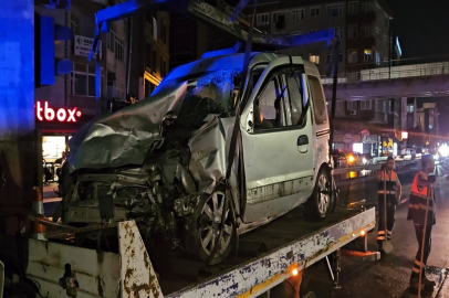 Küçükçekmece’de sürücüsünün makas attığı hafif ticari araç, 2 otomobile çarptı: 2 yaralı