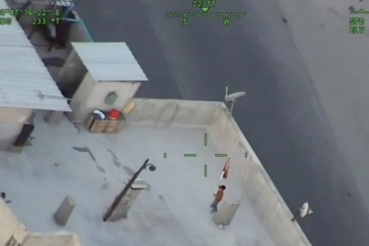 Şanlıurfa'da çocuk, operasyondan dönen polis helikopterini Türk bayrağı ile selamladı