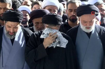 İran'ın eski dini lideri Hamaney için cenaze namazı: Oğulları da katıldı