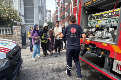 Apartmandaki yangında mahsur kalan kadını, itfaiye kurtardı
