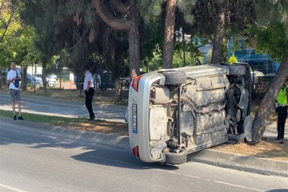 Bakırköy'de ağaçlara çarpan otomobil yan yattı, sürücü yaralandı