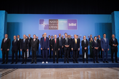 NATO Zirvesi'nde aile fotoğrafı çekildi