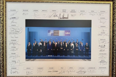 NATO liderleri aile fotoğrafının yer aldığı tabloyu imzaladı
