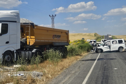 Muş Bulanık'ta kamyonla kamyonet kafa kafaya çarpıştı: 2 ölü, 2 yaralı