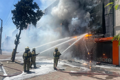 İzmir'de mobilya mağazası yandı