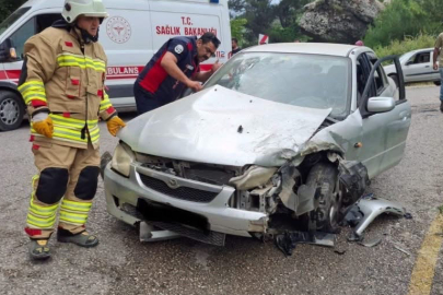 Hatay'da otomobille çarpışan hafif ticari araç dereye uçtu: 7 yaralı