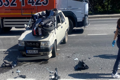 Motosiklet, çarpıştığı otomobilin üzerine düştü; 3 yaralı