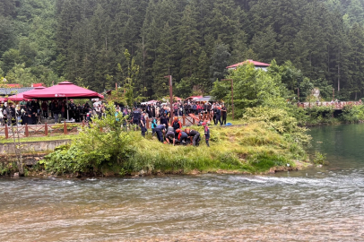 Uzungöl'de göle düşen turisti kurtarmak isteyen 2 kişi boğulma tehlikesi geçirdi; turistin cesedine ulaşıldı