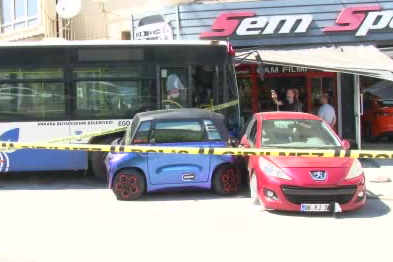 Ankara’da kontrolden çıkan EGO otobüsü iş yerine girdi: 7 yaralı