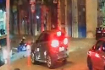 Bursa'da park yerinden çıkan otomobile çarpan motosikletli yaralandı