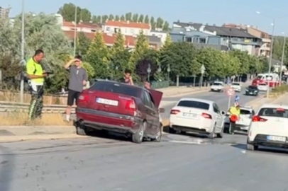 Eskişehir'de otomobil refüje çıktı, yola dökülen yağ trafiği tehlikeye düşürdü