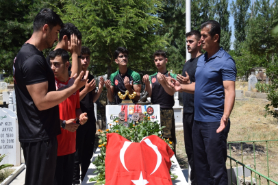 Şampiyon sporcular, şehit polis memurunun mezarına madalyalarını bırakıp, dua etti