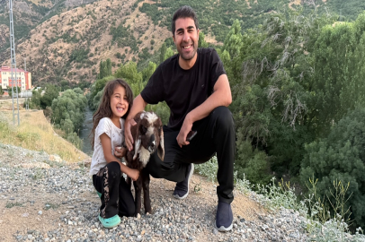Annesi ölünce sahiplendiği kuzuyu, biberonla besliyor