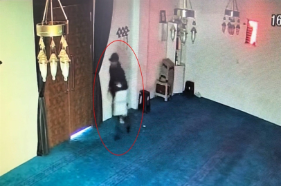 Bursa'da caminin yardım kutusunu kırıp 100 bin TL çaldı; hırsızlık kamerada