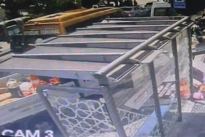 İstanbul Silivri'de kamyonet durağa daldı: 1 kadın yaralandı