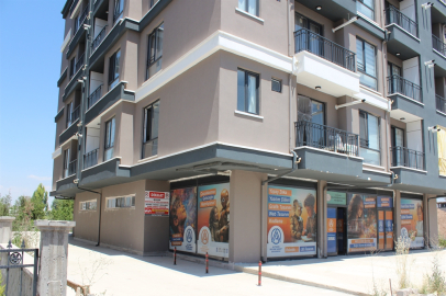 Cam silerken 1'inci kattan düşüp ağır yaralandı