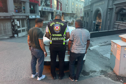İstanbul Fatih'te taksi şoförünün aracını tekmeleyen sürücü tutuklandı
