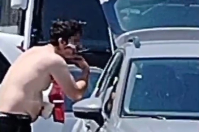 Sakarya'da otomobil camını ayna yaptı, yol kenarında tıraş oldu