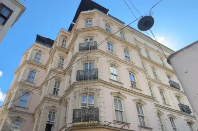 İstanbul Beyoğlu'nda otelin terasından düşen aşçı hayatını kaybetti