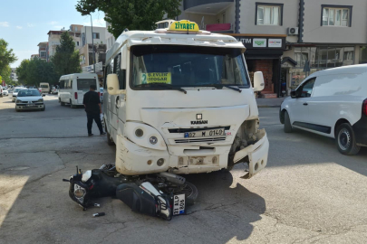 Adıyaman'da motosiklet ile şehir içi minibüs çarpıştı: 1 yaralı