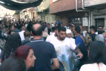 İstanbul Kağıthane’de 3 çocuk annesi kadının cenazesi helallik için evinin önüne getirildi