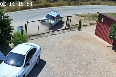 Adana'da takla atan otomobil güvenlik kamerasına yansıdı: Aynı aileden 2 kişi yaralandı, 3 çocuk kurtuldu