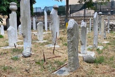 İstanbul Fatih'teki tarihi hazirede 7 mezar taşını kırıp kaçtı