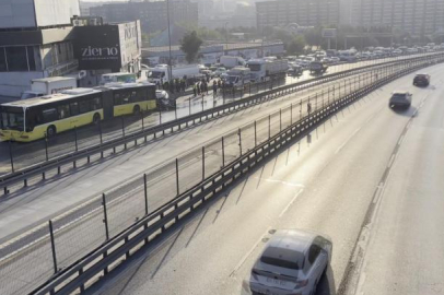 Küçükçekmece D-100'de otomobil, İETT otobüsüne çarptı: 3 ölü