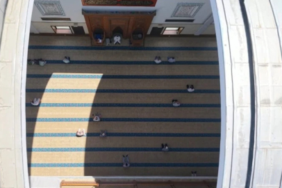 Bursa'da açılıp kapanan kubbeli, LED aydınlatmalı cami