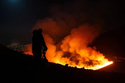 İtalya'da Etna Yanardağı'nın patlamasıyla oluşan kül bulutu uçuşları aksattı