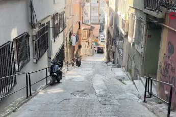 İstanbul Beyoğlu’nda eniştesinin dükkanında saçını yaptırdı, para tartışması sonrası ortalık karıştı